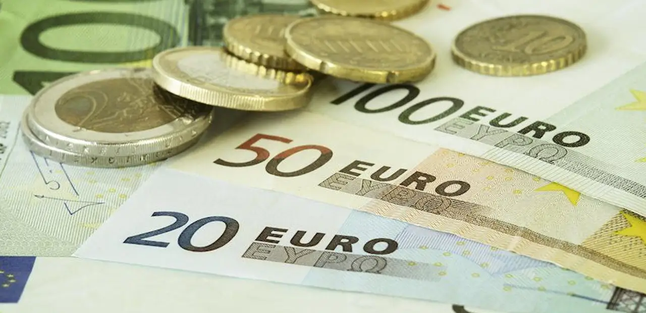 EUR/USD Holds Steady Near